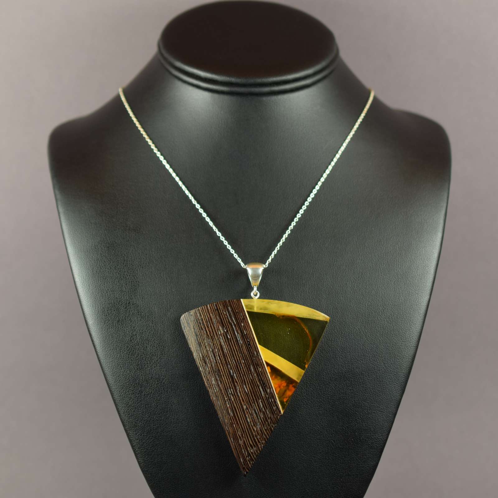 Elegantiškas, masyvus gintaro ir wenge medžio pakabukas  AP0081