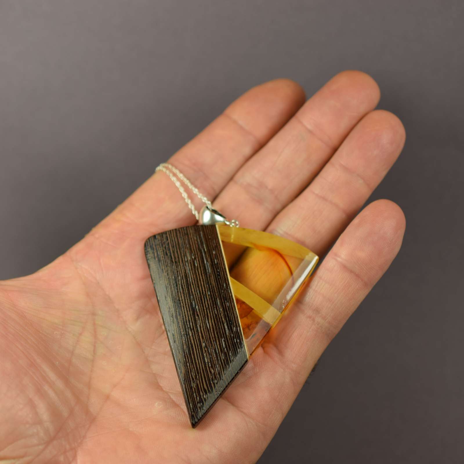 Elegantiškas, masyvus gintaro ir wenge medžio pakabukas  AP0081