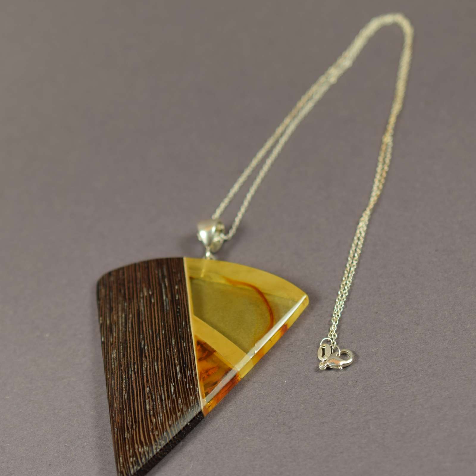 Elegantiškas, masyvus gintaro ir wenge medžio pakabukas  AP0081