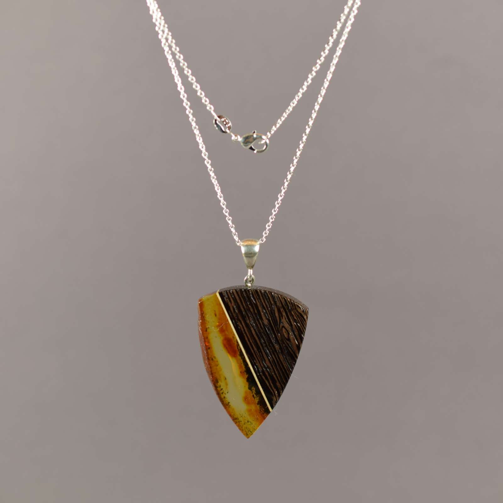 Elegantiškas, gintaro ir wenge medžio pakabukas  AP0082