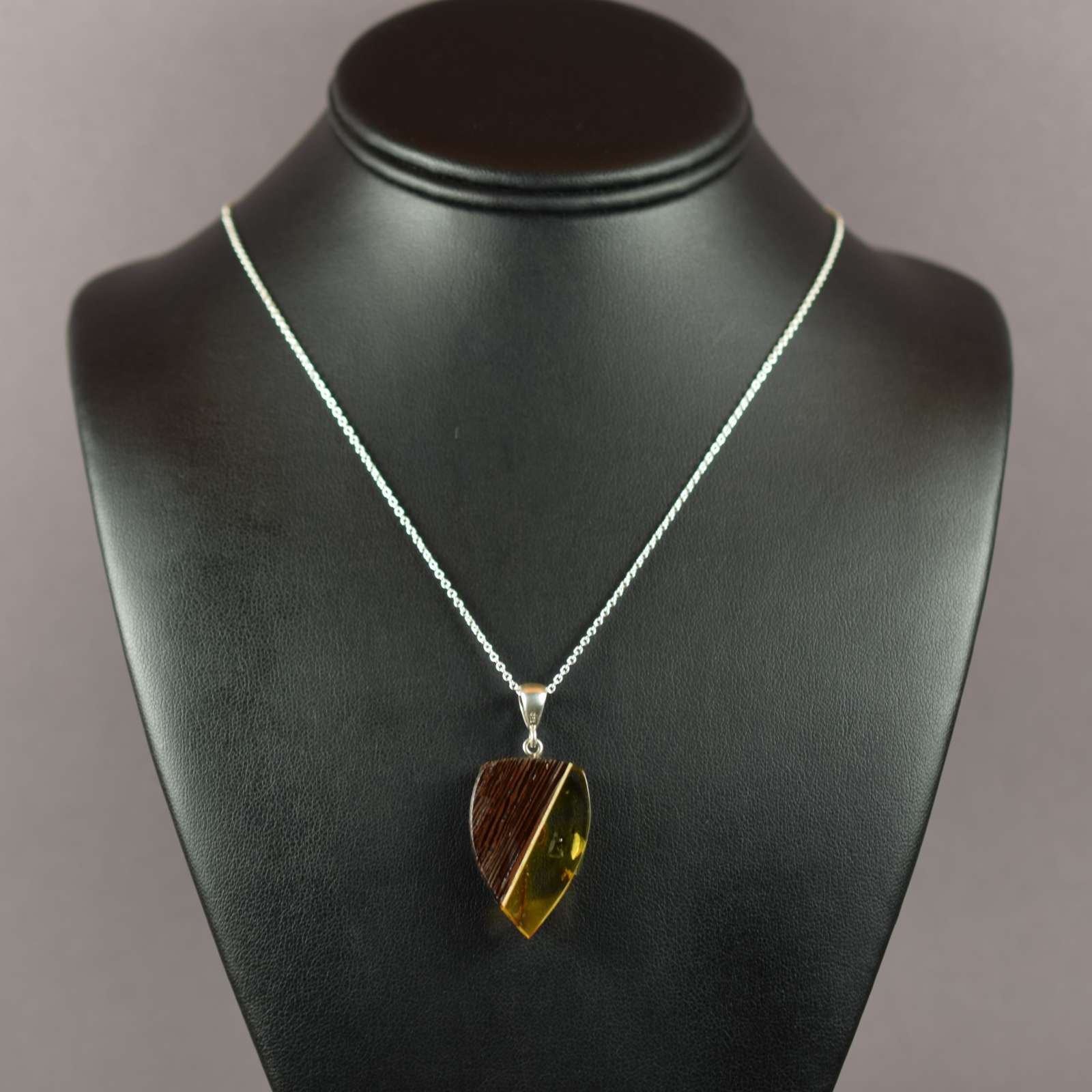 Elegantiškas, gintaro ir wenge medžio pakabukas  AP0083