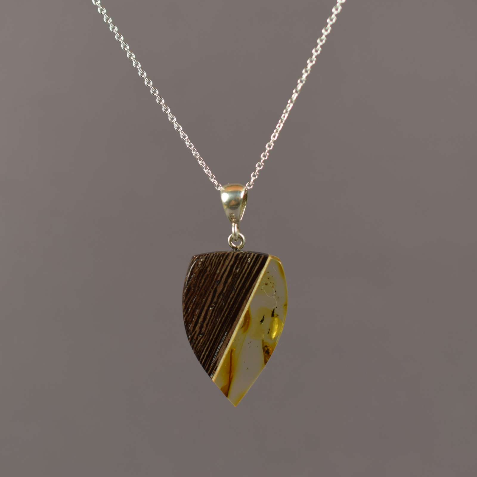 Elegantiškas, gintaro ir wenge medžio pakabukas  AP0083