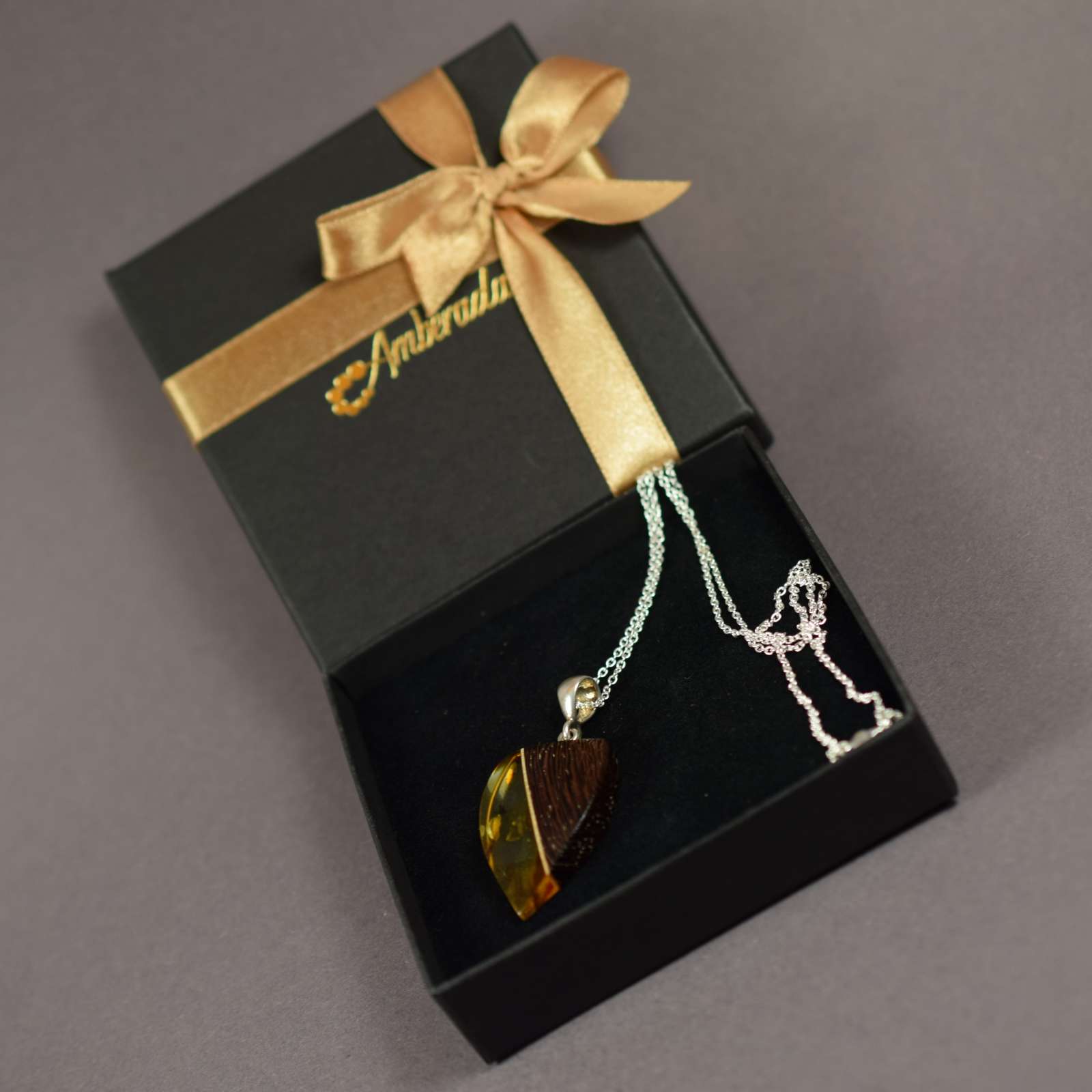 Elegantiškas, gintaro ir wenge medžio pakabukas  AP0083