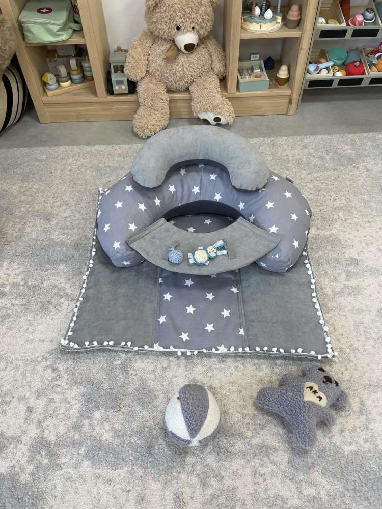 SĖDINUKAS su pailgu kilimėliu 75x65 cm ,,Pilkos žvaigždutės,,
