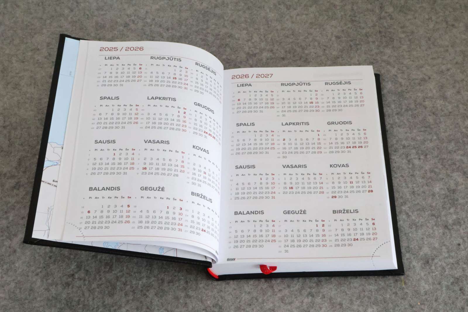 Personalizuotas mokytojos kalendorius 2025/2026, viršelis su augalų motyvais