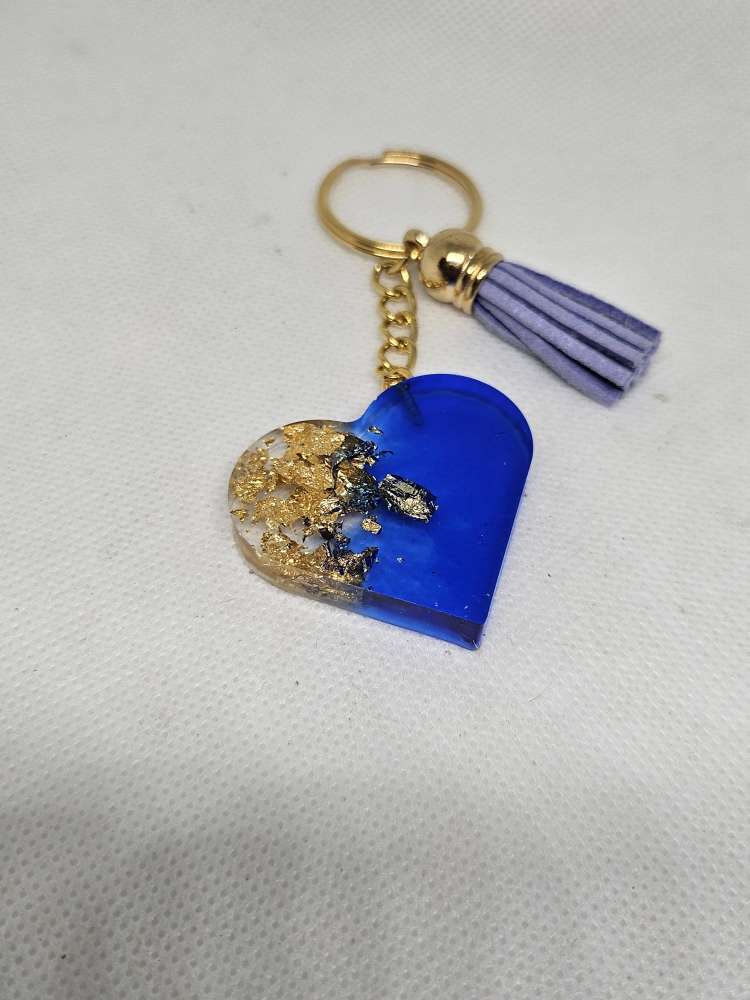 Mėlyna dervos širdelė su aukso detalėmis ir levandų kutu