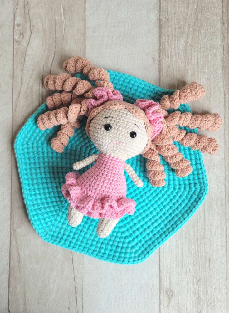 Nerta lėlė. 18 cm ūgio. Dovana mergaitei
