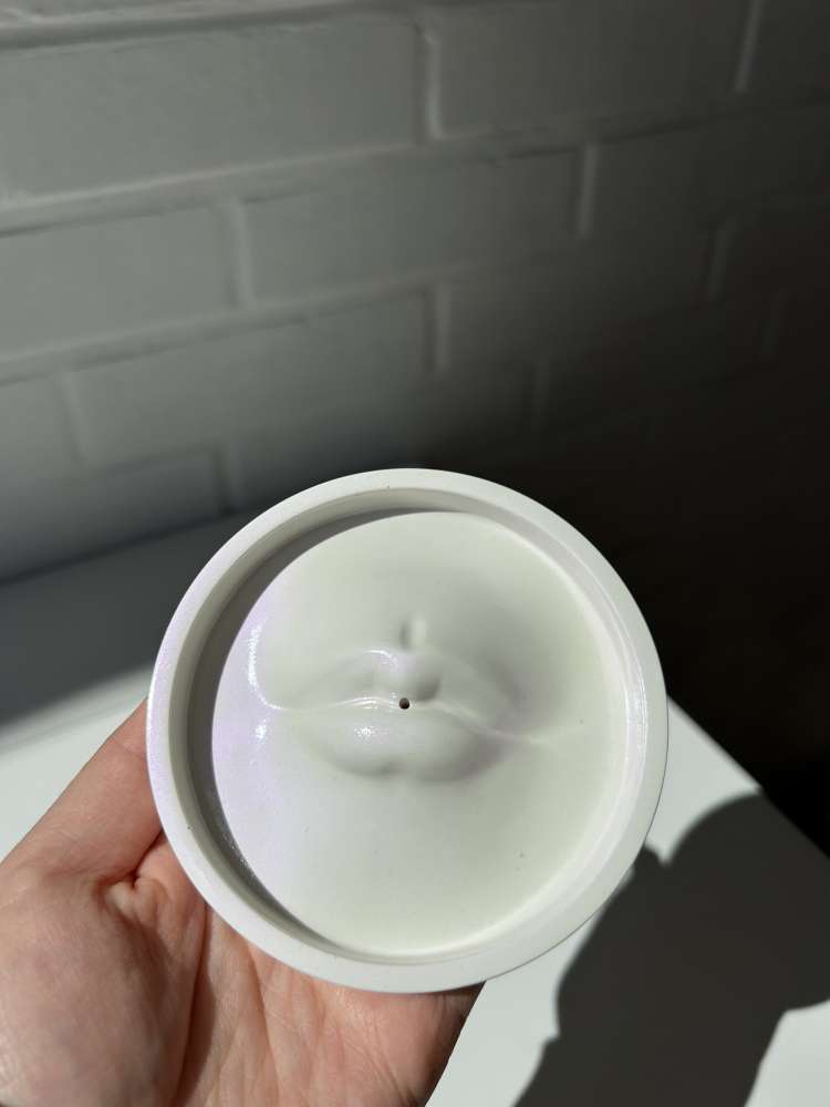 „Lūpų“ formos smilkalinė