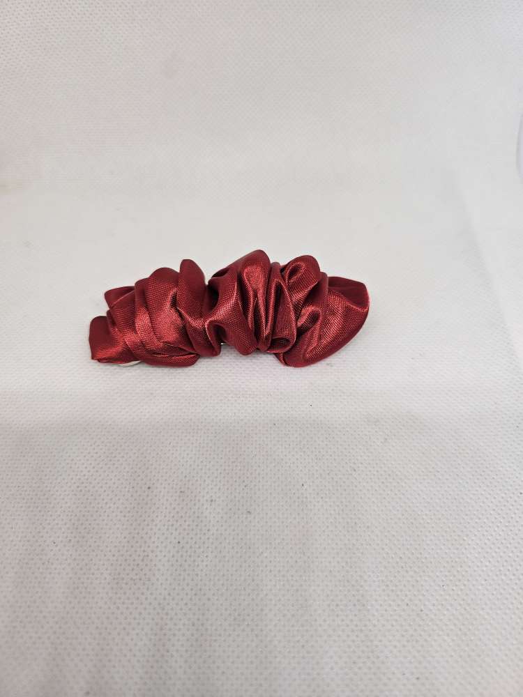raudonas plaukų segtukas