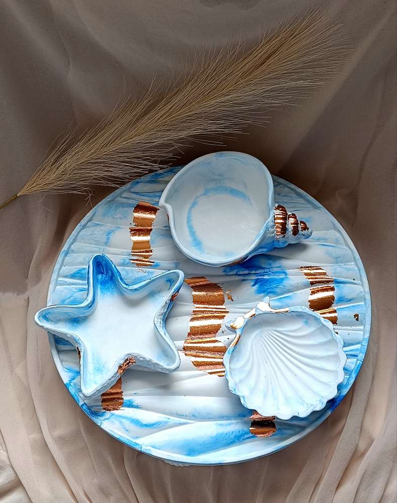 Jūros tematikos padėklas su trimis jūros kriauklės padėkliukais