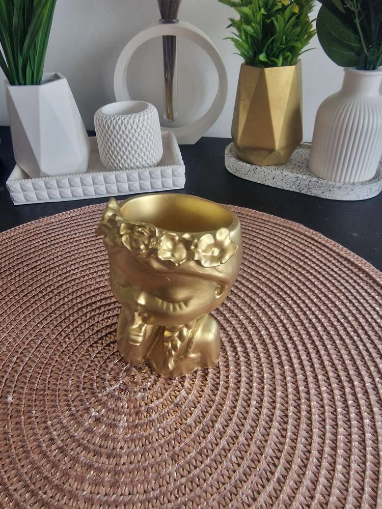 Išskirtinio dizaino vazonėlis su mergaitės skulptūra
