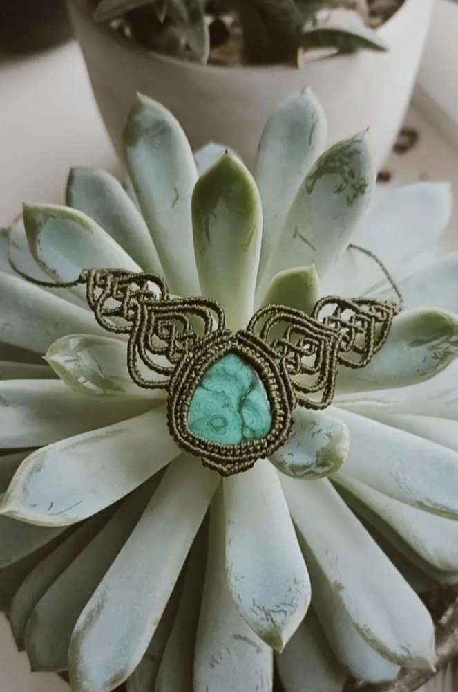 Rankų darbo macrame kaklo papuošalas su natūraliu malqchito akmeniu Rankų darbo macrame kaklo papuošalas su natūraliu malqchito akmeniu