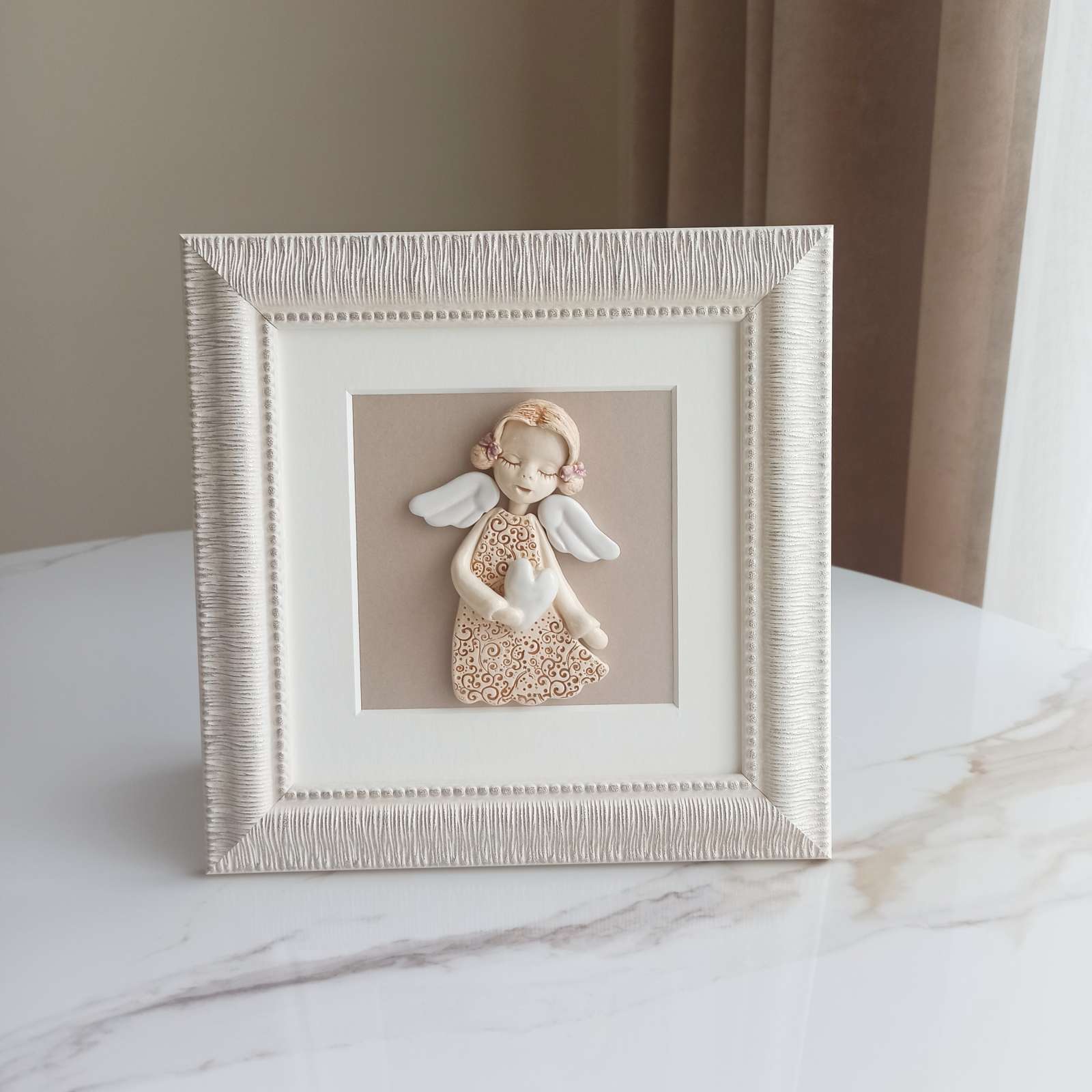 Keramikinis angelas rėmelyje su individualiu palinkėjimu Keramikinis angelas rėmelyje su individualiu palinkėjimu