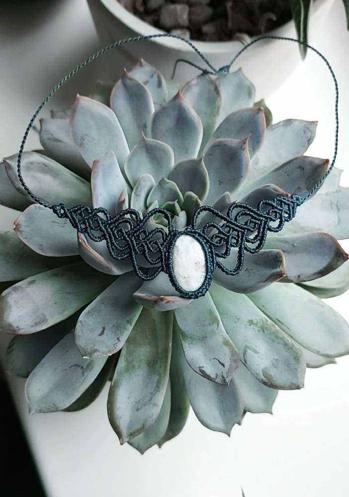 Macrame pakabutis su Larimar akmeniu Macrame pakabutis su Larimar akmeniu