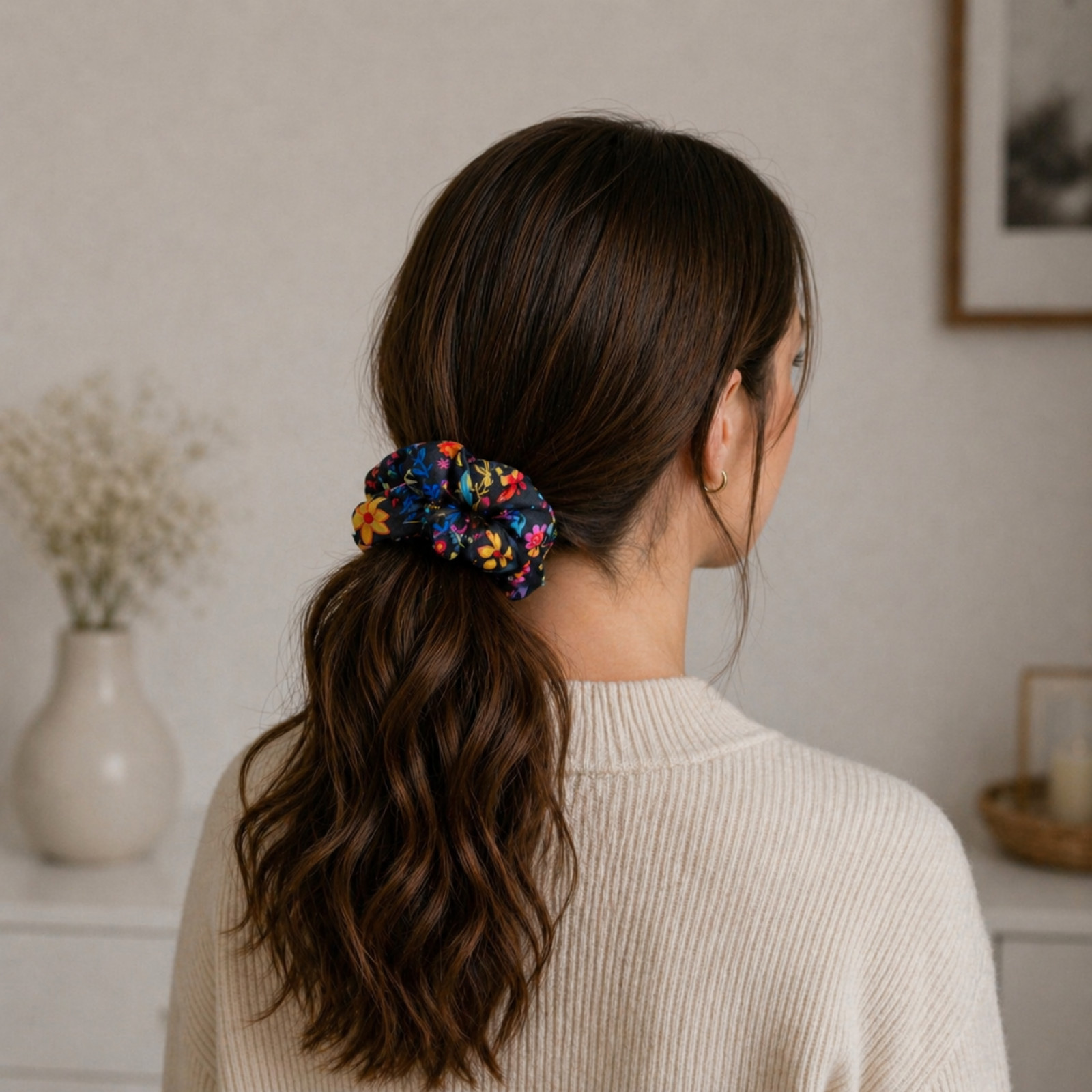 Juoda plaukų gumytė su gėlėmis Juoda plaukų gumytė su gėlėmis