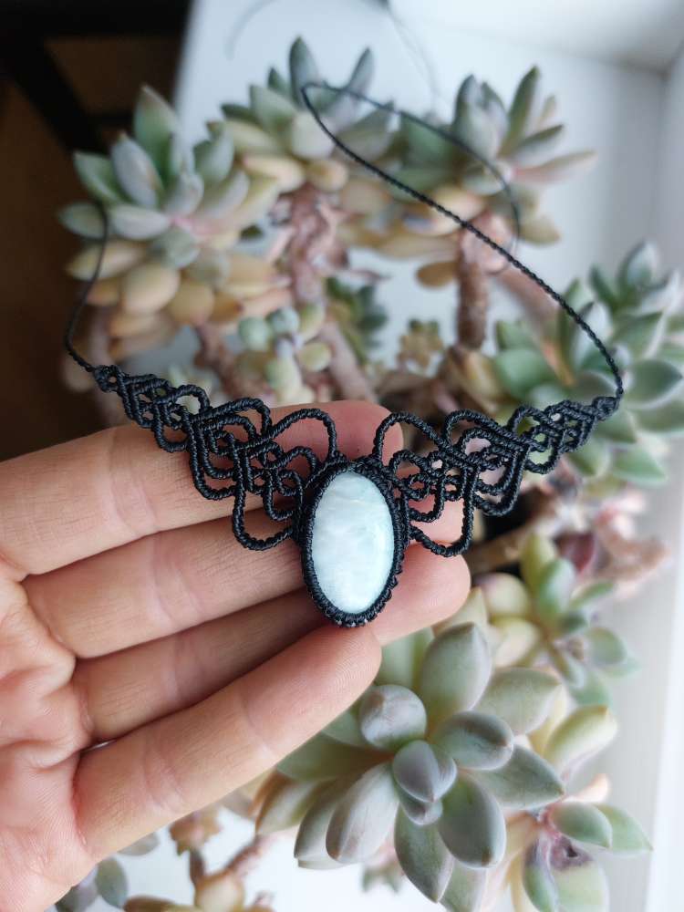 Macrame pakabutis su Larimar akmeniu Macrame pakabutis su Larimar akmeniu