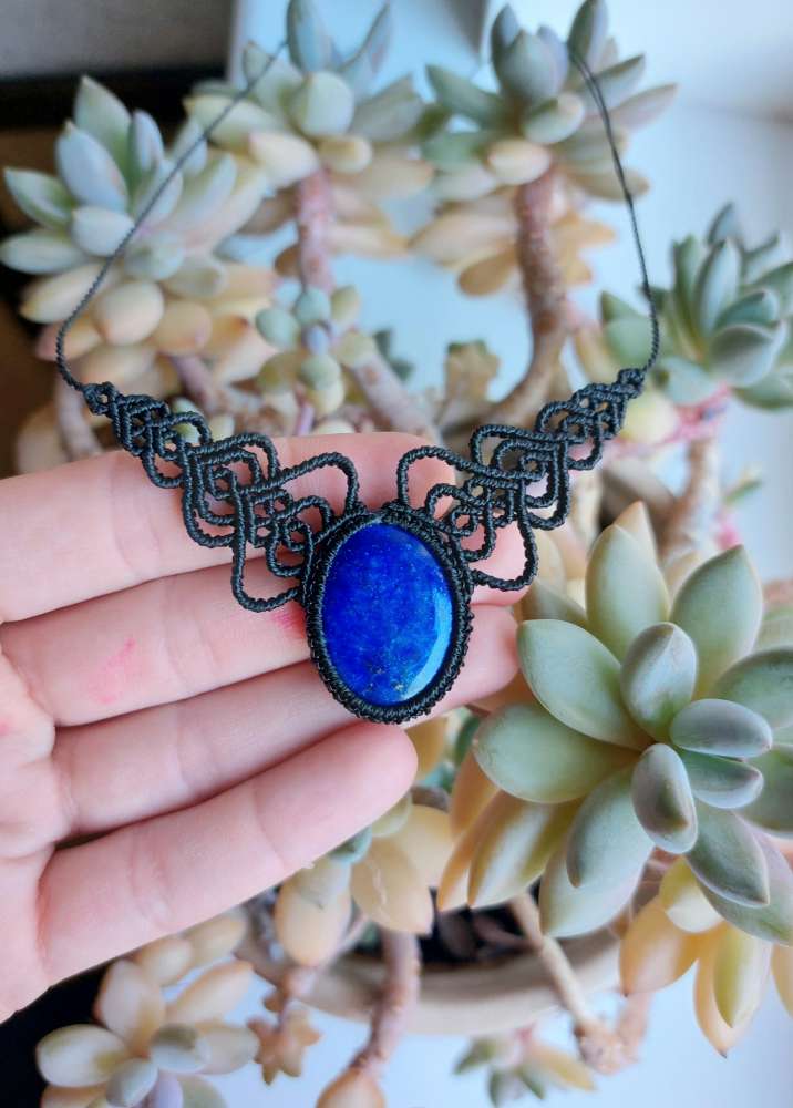 Macrame pakabutis su Lazurito akmeniu Macrame pakabutis su Lazurito akmeniu