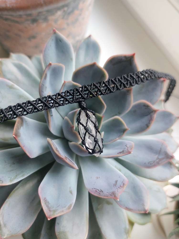 Macrame čokeris su lemūrijos kvarcu Macrame čokeris su lemūrijos kvarcu