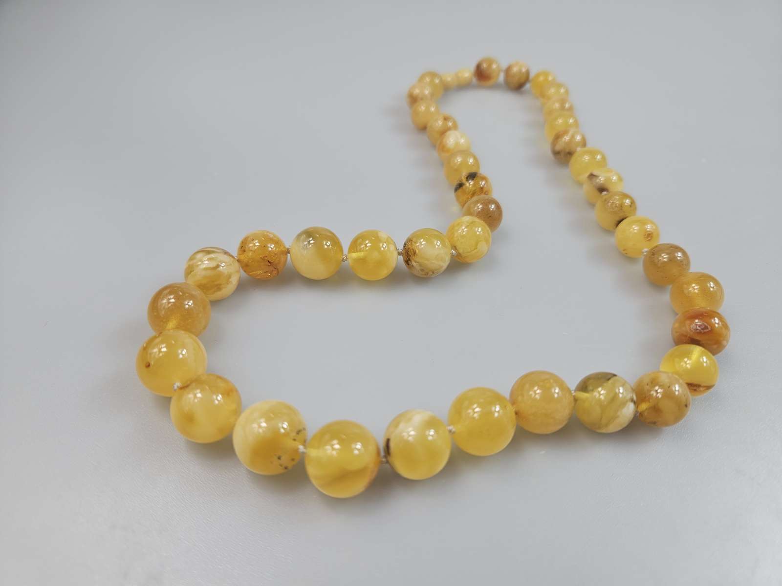 Balto Gintaro karoliai Apvalūs gintariniai karoliai White round Baltic Amber beaded Necklace Balto Gintaro karoliai Apvalūs gintariniai karoliai White round Baltic Amber beaded Necklace