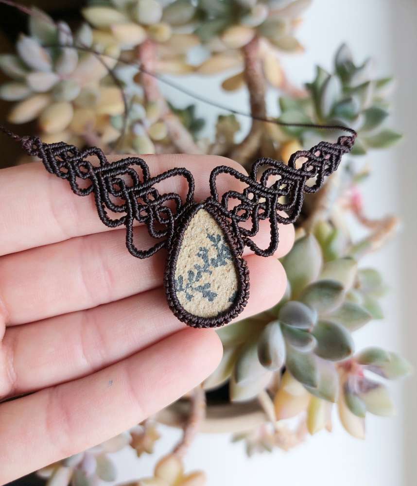 Macrame kaklo papuošalas su fosilijos akmeniu Macrame kaklo papuošalas su fosilijos akmeniu