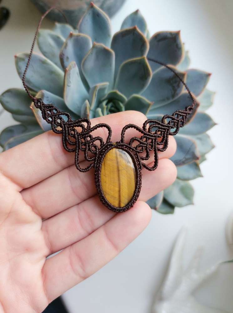 Macrame pakabutis su Tigro akies akmeniu Macrame pakabutis su Tigro akies akmeniu