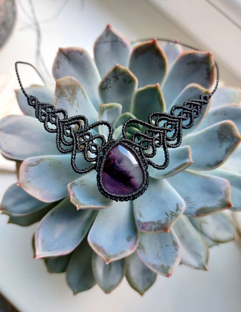 Macrame kaklo papuošalas Macrame kaklo papuošalas