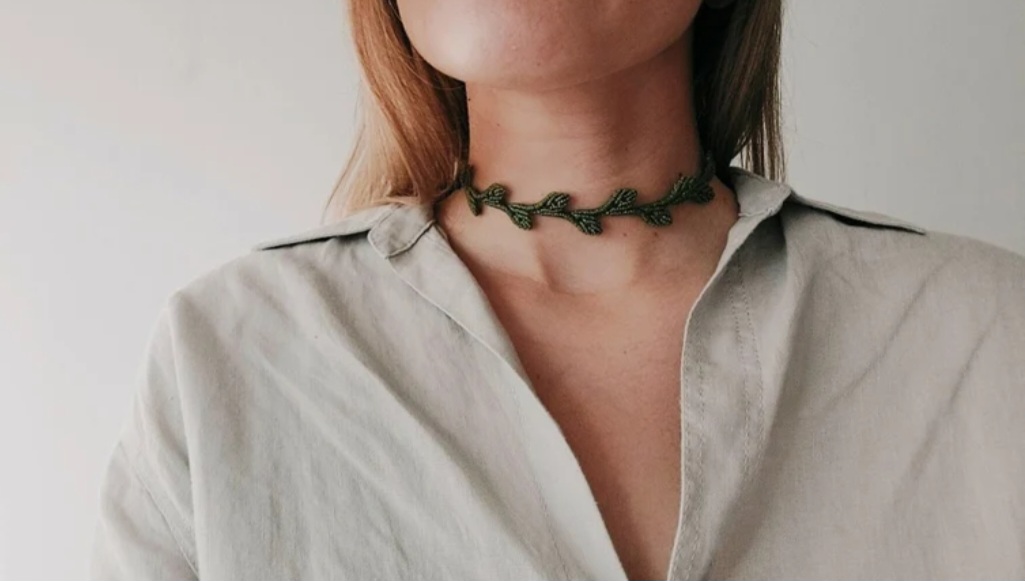 Macrame kaklo papuošalas Macrame kaklo papuošalas