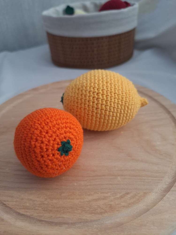 Rankų darbo nertų citrusinių vaisių rinkinys – citrina ir mandarinas Rankų darbo nertų citrusinių vaisių rinkinys – citrina ir mandarinas