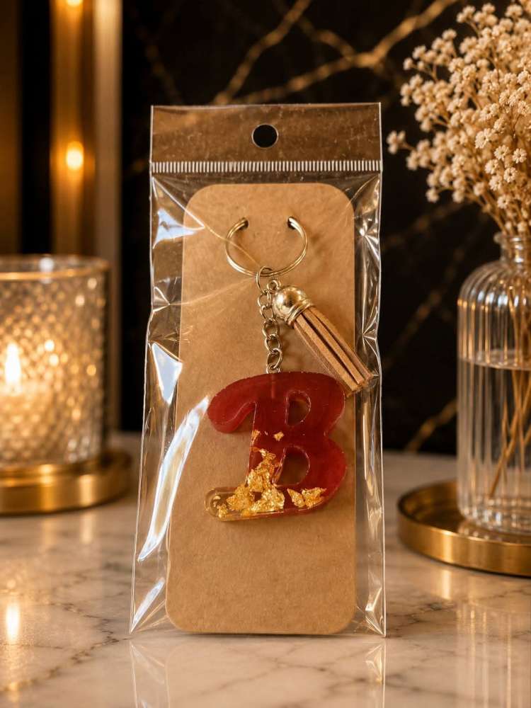 Pakabukas su raide „B“ ir kutu Aprašymas Rankų darbo raktų pakabukas su raide B – elegantiškas ir išskirtinis aksesuaras, pagamintas iš epoksidinės dervos. Sodri bordo spalva, skaidrus pagri Pakabukas su raide „B“ ir kutu Aprašymas Rankų darbo raktų pakabukas su raide B – elegantiškas ir išskirtinis aksesuaras, pagamintas iš epoksidinės dervos. Sodri bordo spalva, skaidrus pagri
