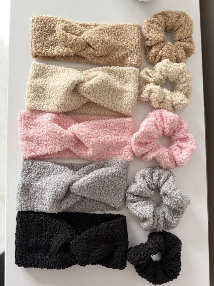 Komplektas - siūta Teddy galvajuostė ir Teddy plaukų gumytė Komplektas - siūta Teddy galvajuostė ir Teddy plaukų gumytė