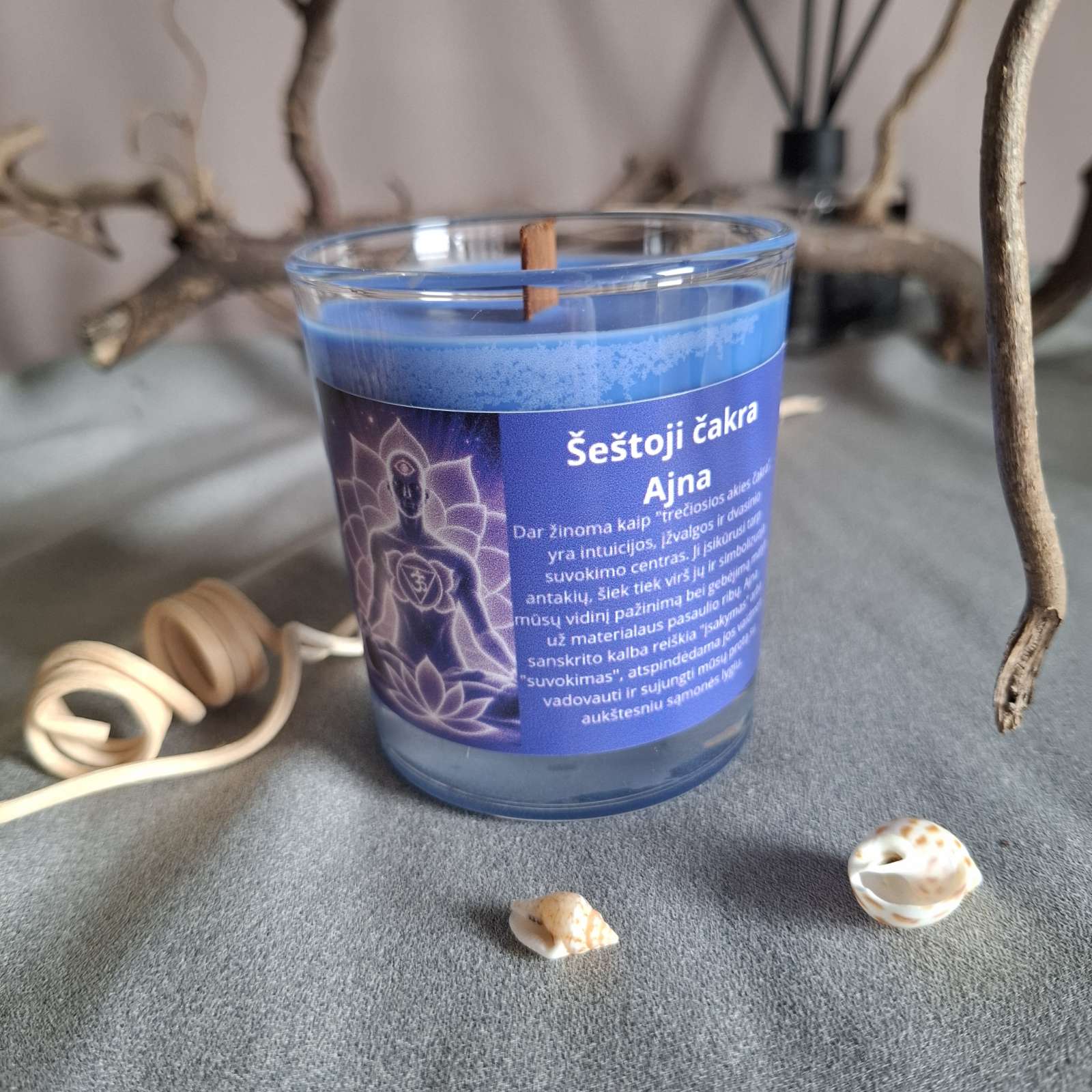 Indigo spalvos žvakė trečiosios akies (šeštajai) čakrai (Ajna) stiprinti Indigo spalvos žvakė trečiosios akies (šeštajai) čakrai (Ajna) stiprinti