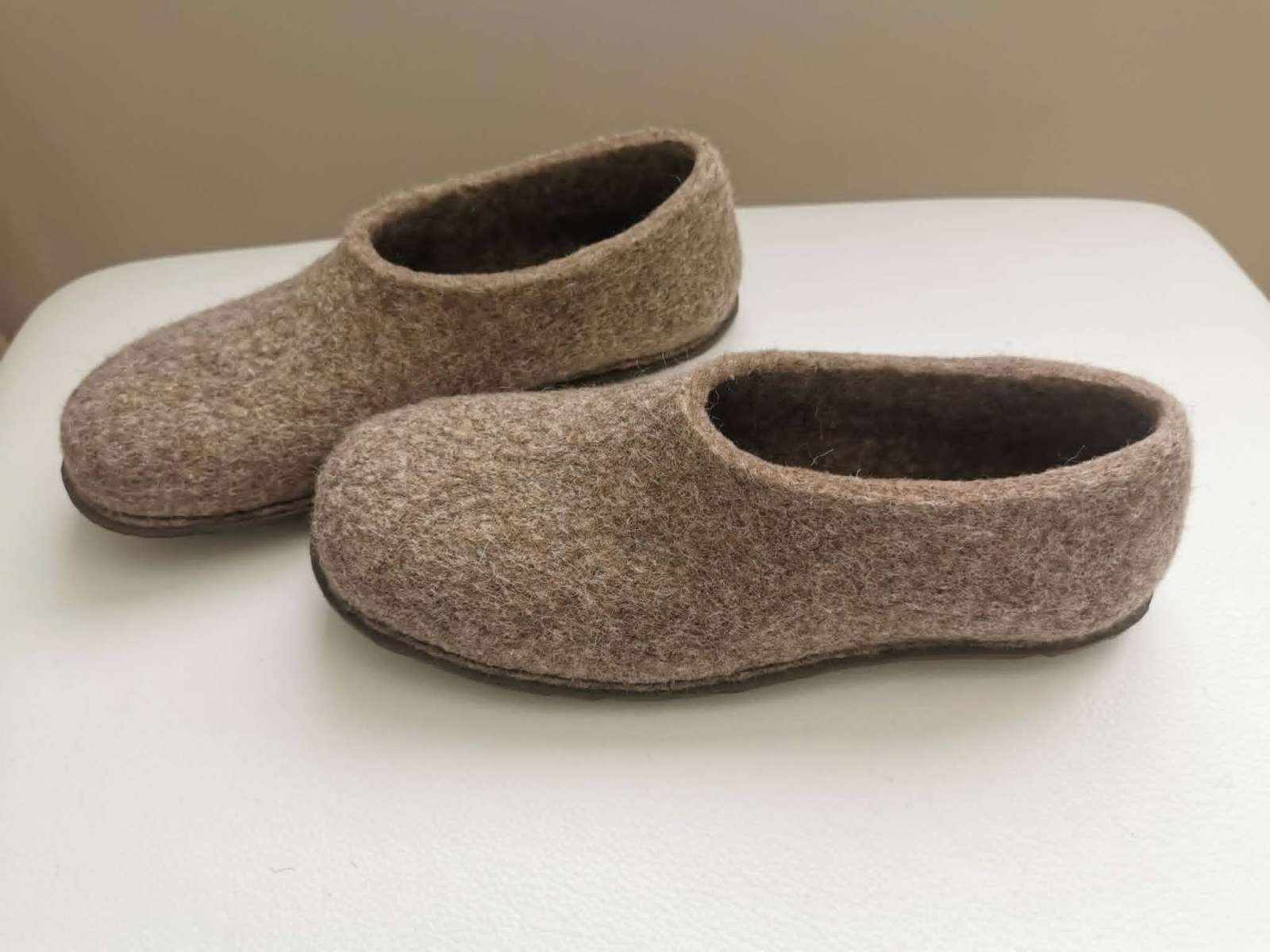 Tamsiai Rusvos Veltos Vilnos Šlepetės Tamsiai Rusvos Veltos Vilnos Šlepetės