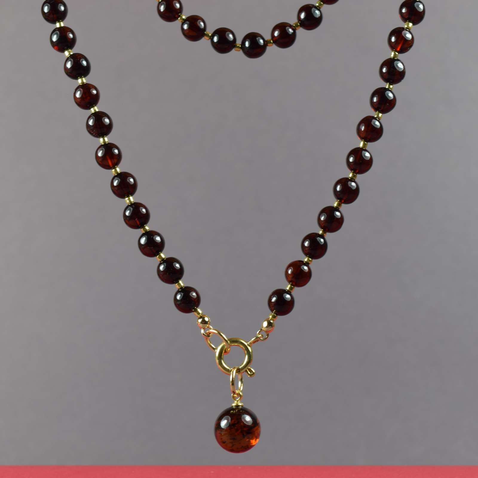 Ilgi burgundiniai gintariniai karoliai su nuimamu pakabuku „Burgundy Elegance“ AN0346 Ilgi burgundiniai gintariniai karoliai su nuimamu pakabuku „Burgundy Elegance“ AN0346