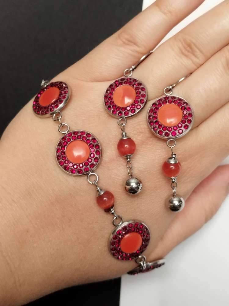 Bordo Rinkinys su Raudona Katės Akim Bordo Rinkinys su Raudona Katės Akim