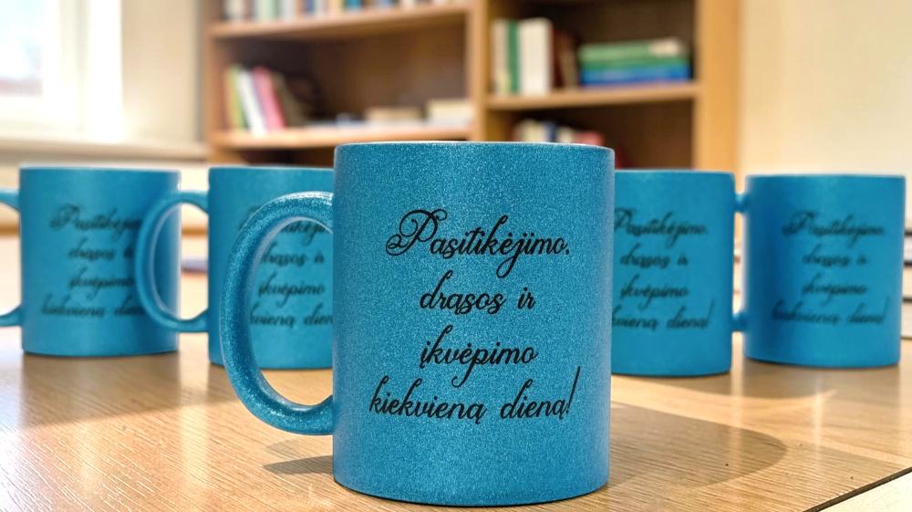 Standartinis puodelis su blizgučiu Mokytojai „Pasitikėjimo, drąsos“ (Glitter) Standartinis puodelis su blizgučiu Mokytojai „Pasitikėjimo, drąsos“ (Glitter)