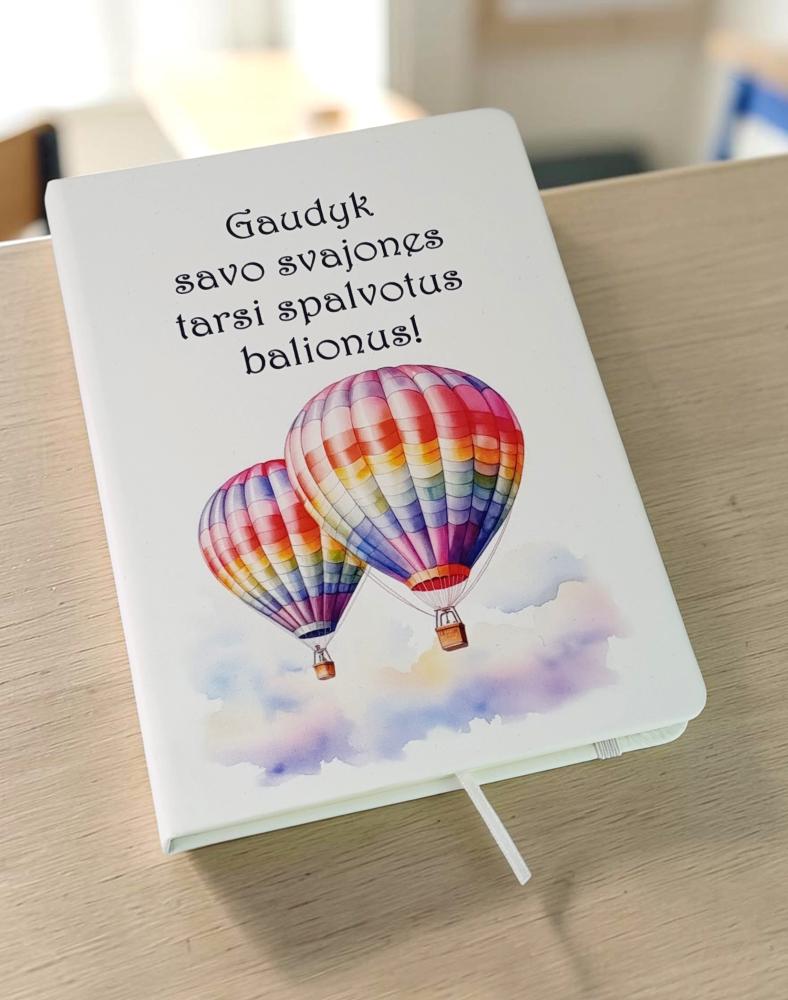 Balta užrašų knygutė „Gaudyk savo svajones tarsi spalvotus balionus“ Balta užrašų knygutė „Gaudyk savo svajones tarsi spalvotus balionus“