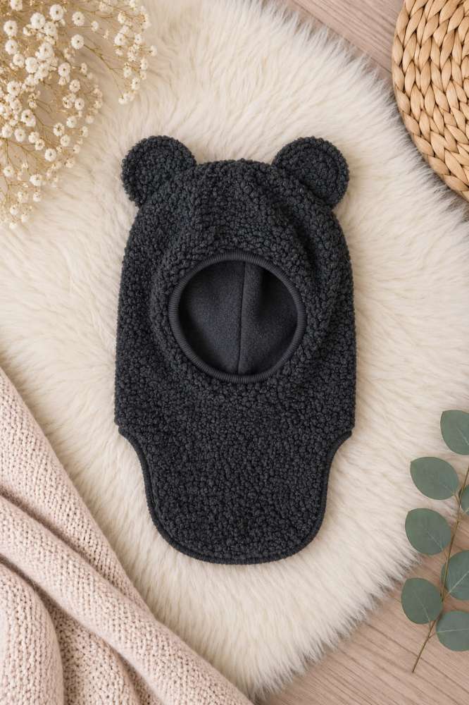 Juodas žieminis vaikiškas Teddy šalmukas su ausytėmis Juodas žieminis vaikiškas Teddy šalmukas su ausytėmis