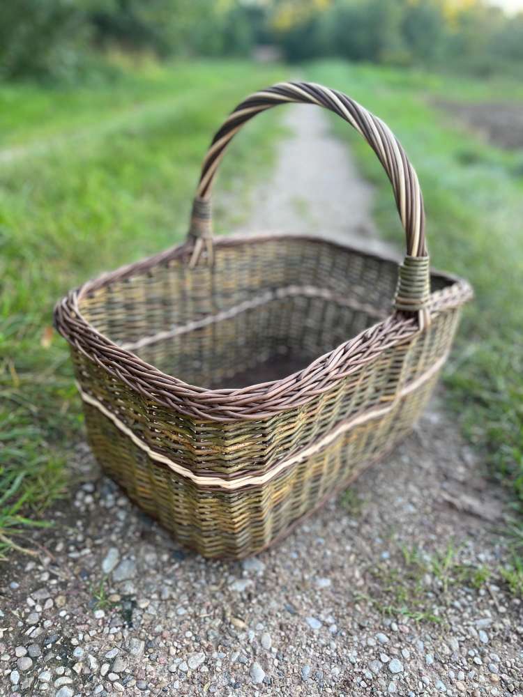Didelė stačiakampė vytelių pintinė Didelė stačiakampė vytelių pintinė