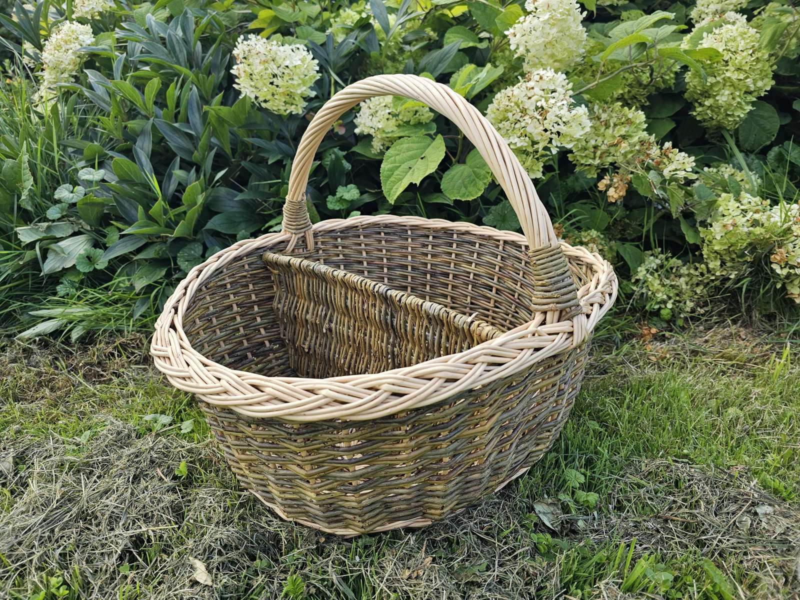 Tamsesnė pikniko pintinė Tamsesnė pikniko pintinė