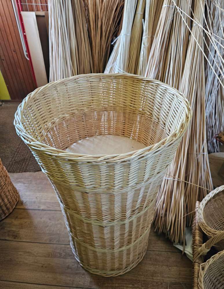 Aukšta grindų pintinė, šviesaus pynimo Aukšta grindų pintinė, šviesaus pynimo
