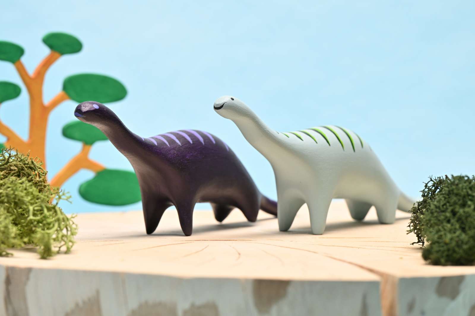 Dinozauras — rankomis tapyta medinė figūrėlė (2 spalvos) Dinozauras — rankomis tapyta medinė figūrėlė (2 spalvos)