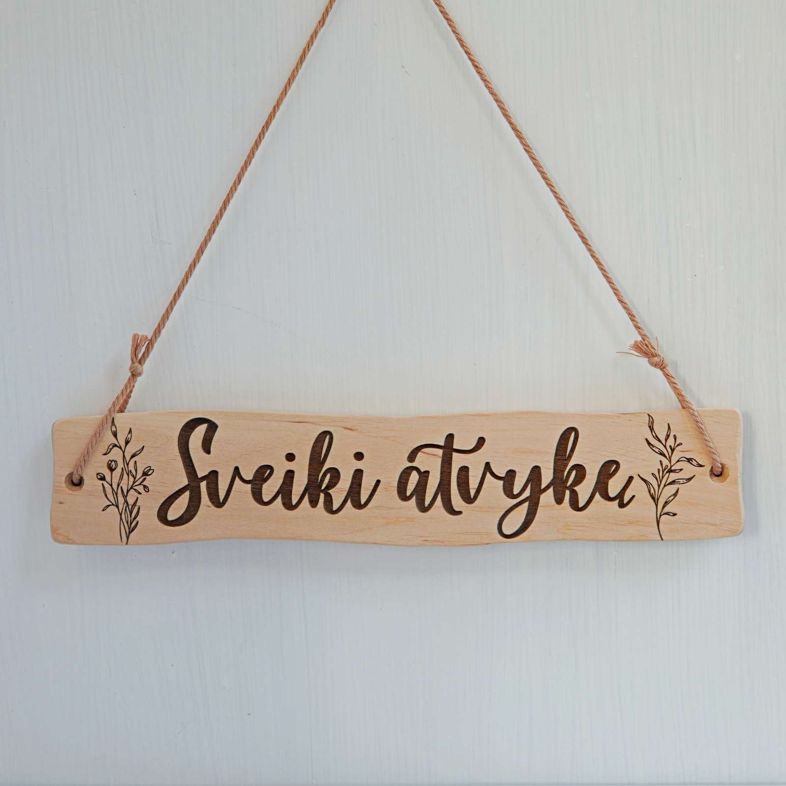 Medinė dekoratyvinė lentelė „Sveiki atvykę“ Medinė dekoratyvinė lentelė „Sveiki atvykę“
