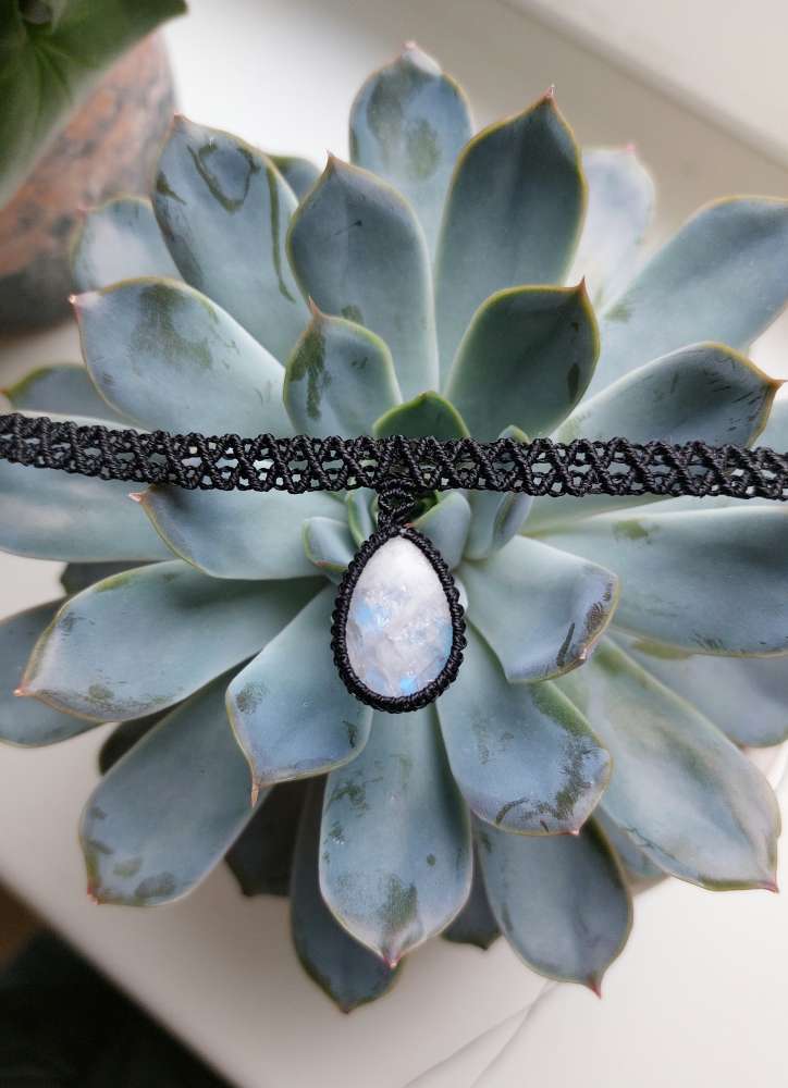 Macrame kaklo papuošalas su Mėnulio akmeniu Macrame kaklo papuošalas su Mėnulio akmeniu